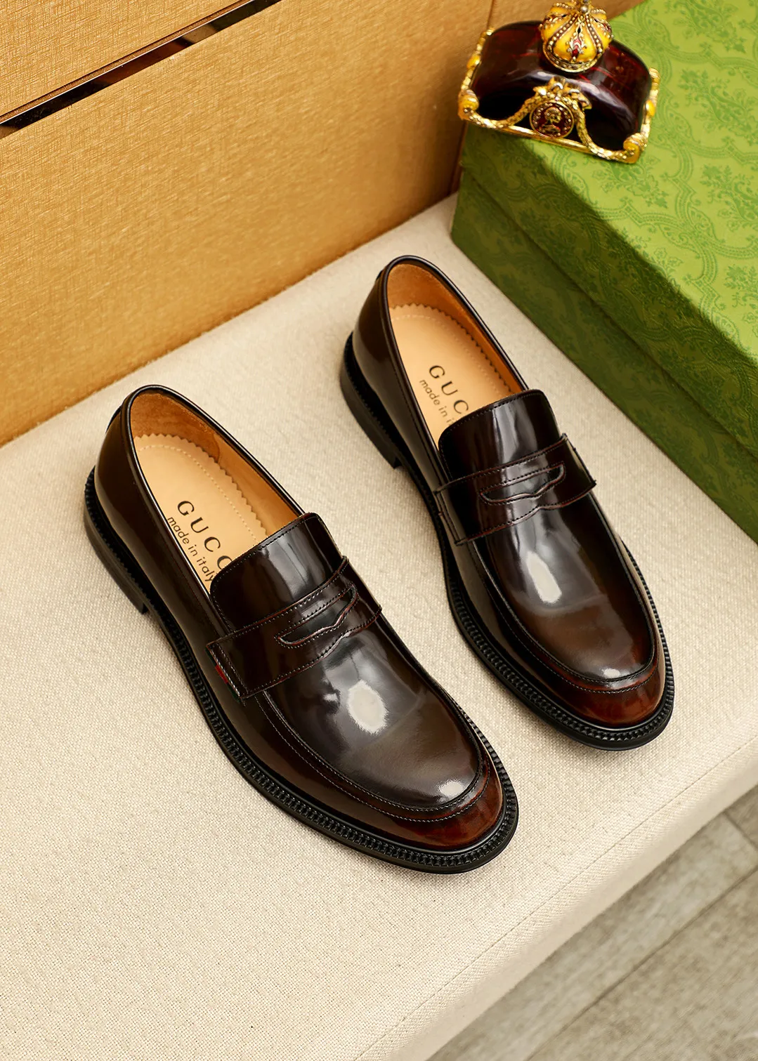 Men's shoes 💰520 💐 Product trademark: GUCCI "Gucci" casual leather shoes Regular size: 38-44 (45.46🉑️customized) Product materials: Selected imported first-layer open-edge beaded cowhide leather upper, imported water-dyed cowhide leather lining. Strong three-dimensional visual effect, original outsole Color: 4⃣️colors available